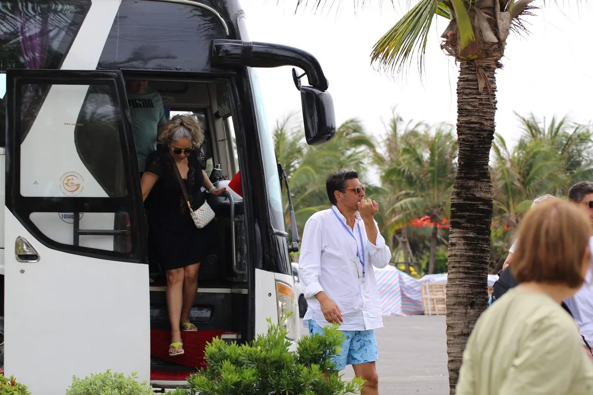 Du khách châu Á xuống xe bus chuyên dụng đến tham quan CaraWorld Cam Ranh từ tàu Star Voyager