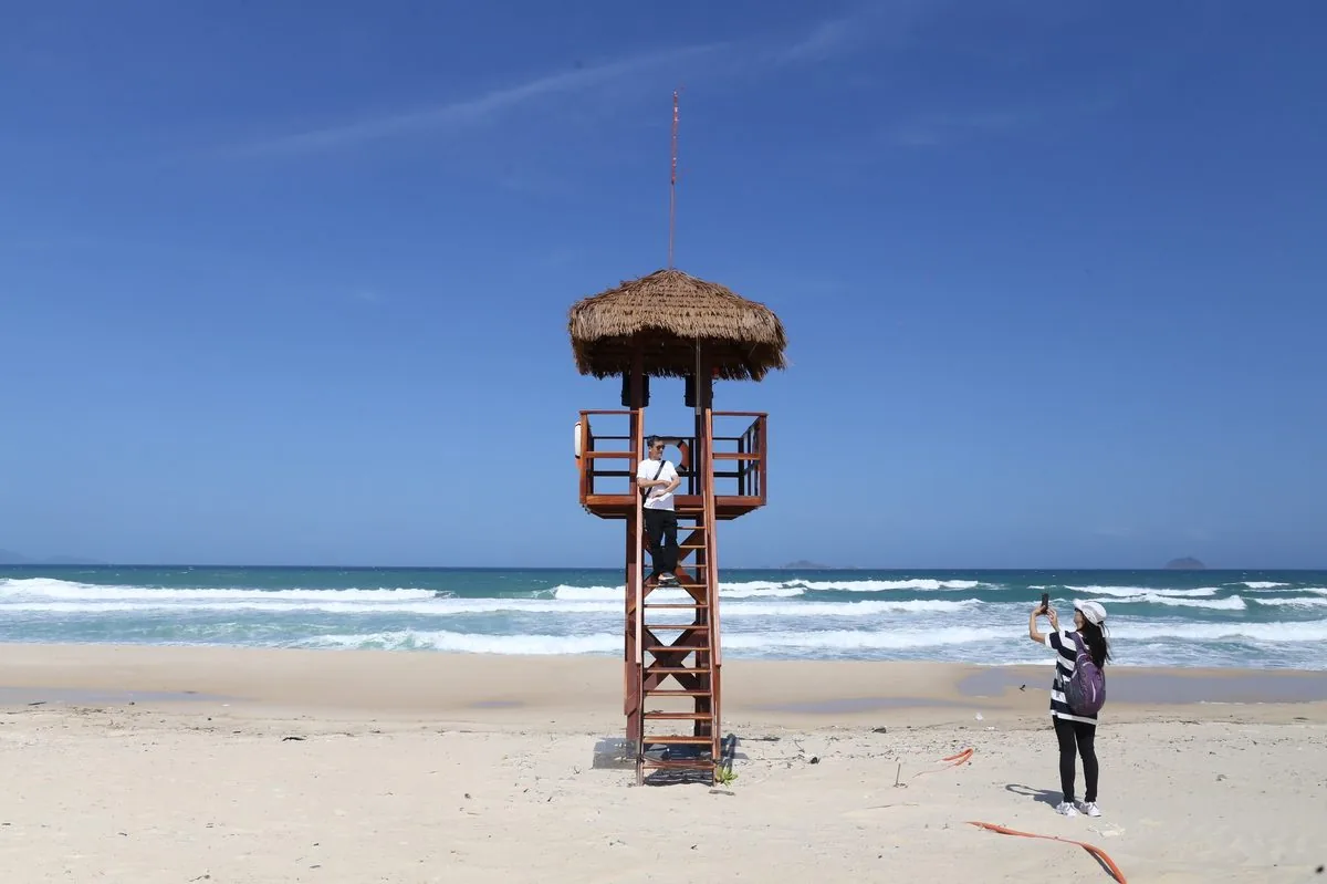 Tháp canh cứu hộ bãi biển CaraWorld Cam Ranh du khách chụp ảnh check-in bên bờ biển