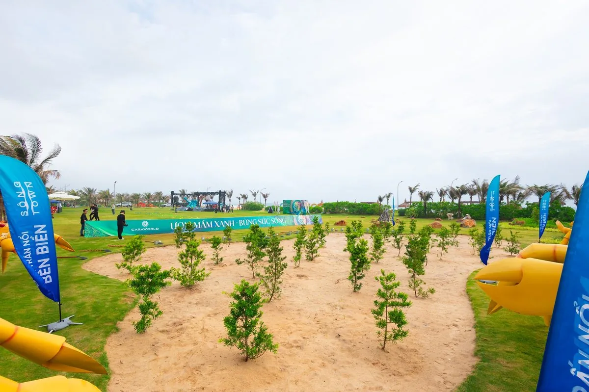 Khu vực trồng cây non với banner Ươm Mầm Xanh Bừng Sức Sống cờ xanh tại Carabeach CaraWorld