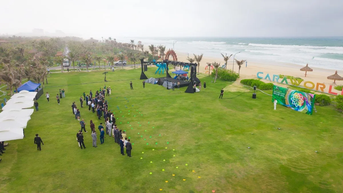 Toàn cảnh từ trên cao sân khấu đám đông công viên biển Carabeach CaraWorld biển xanh phía sau