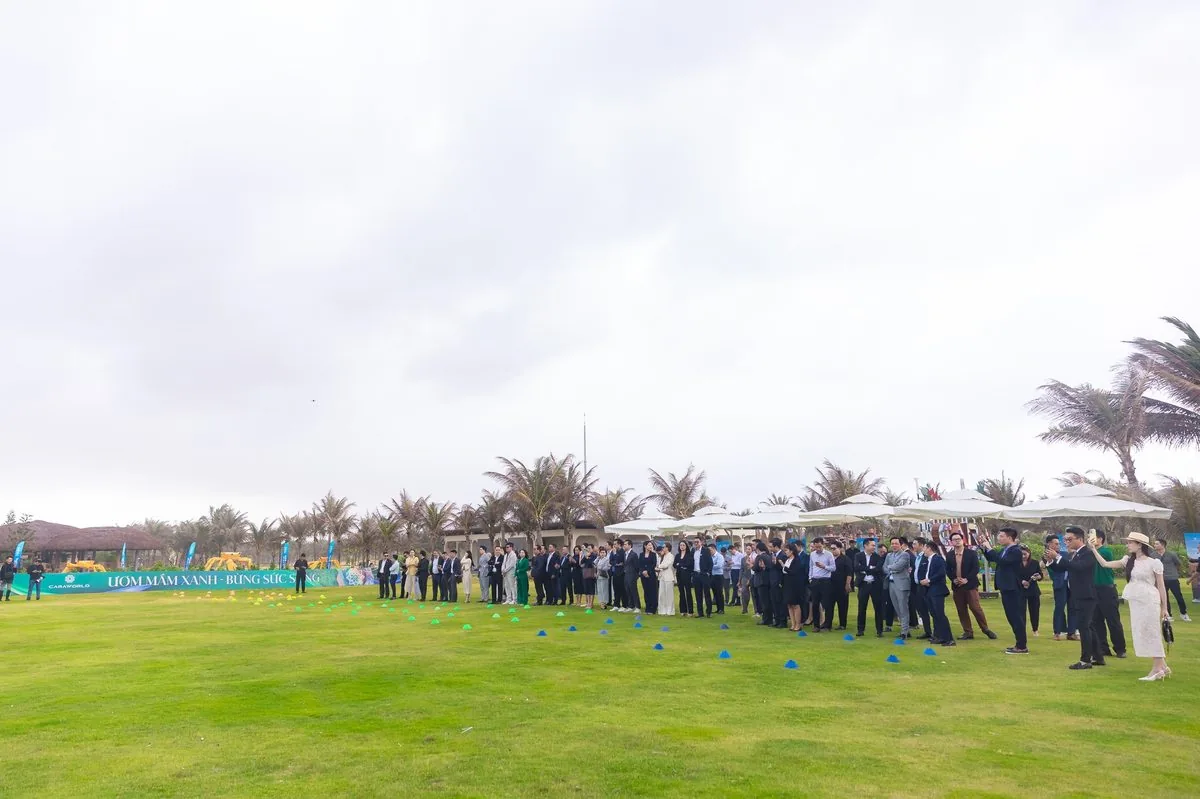 Toàn cảnh lễ trồng cây Ươm Mầm Xanh Bừng Sức Sống đông đảo nhân viên tập trung trên thảm cỏ Carabeach CaraWorld